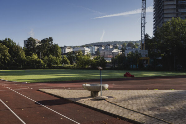 Ausschnitt Tartanbahn Sportrasen Waesserwies mit Brunnen