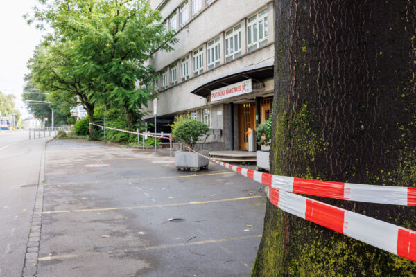 Absperrband Eingangsbereich Sportanlage Raemistrasse