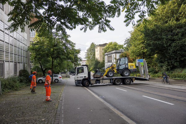 LKW mit Bagger auf Raemistrasse