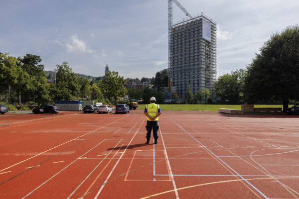 Sicherheitsmann auf Sportplatz Waesserwies