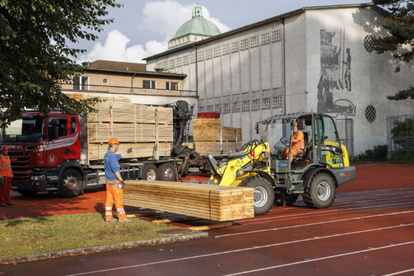 Sportplatz Waesserwies Bagger mit Holzelementen