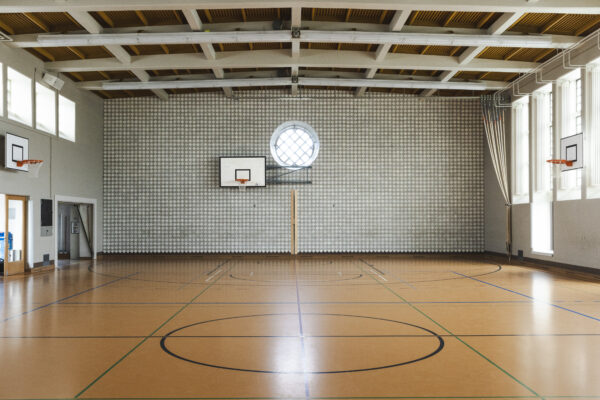 Sportanlage Waesserwies Interieur Turnhalle mit Basketballkoerben